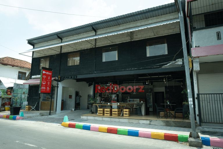 RedDoorz near Alun Alun Madiun, Madiun