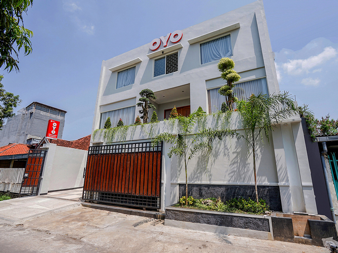 OYO 747 Cipunegara Residence, Surabaya