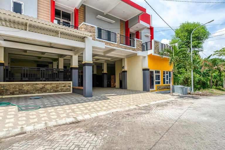 Exterior & Views 2, RedDoorz Syariah @ Kertomenanggal Surabaya, Surabaya