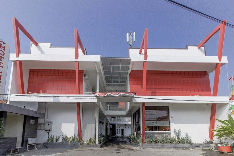RedDoorz near Kejaksan Station Cirebon, Cirebon