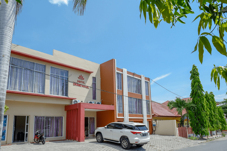 Exterior & Views, RedDoorz @ Hotel Grand Aulia Majene, Majene