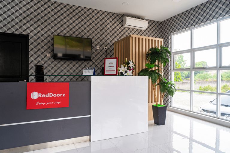 RedDoorz Plus near Teras Kota 3, South Tangerang