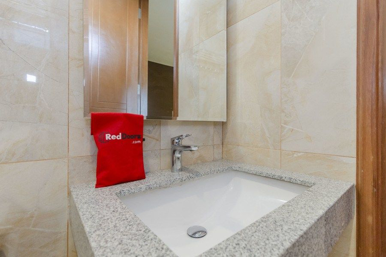 Bathroom 4, RedDoorz Plus @ CBD Bintaro, South Tangerang