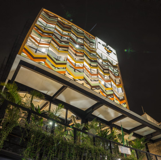 Exterior & Views 3, RedDoorz Premium @ Hotel Hebat, Bandung