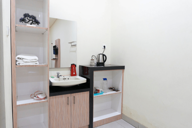 RedDoorz Syariah near Sultan Muhammad Kaharuddin Airport, Sumbawa