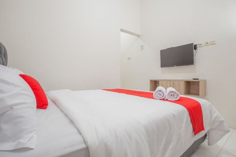 RedDoorz near Ciputra Golf Surabaya, Surabaya