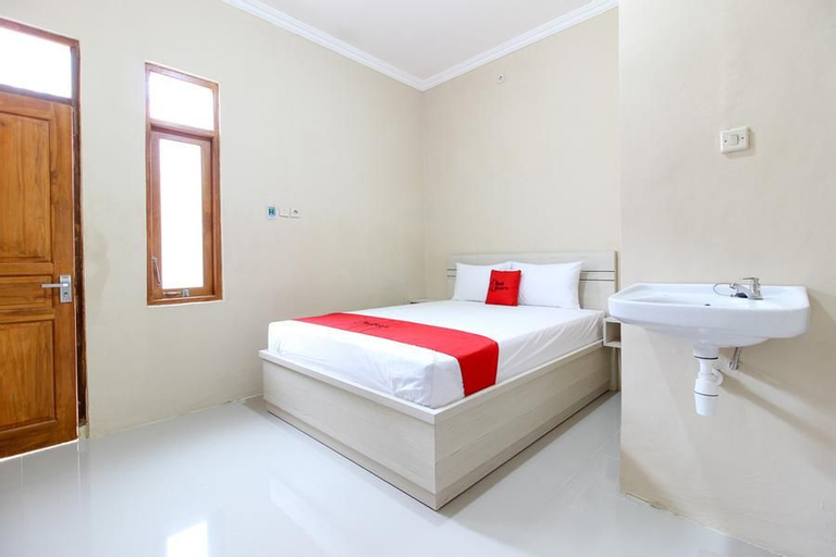 Bedroom 3, RedDoorz near Balekambang City Park, Solo