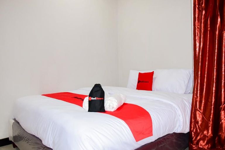 RedDoorz Plus near Mall Kelapa Gading, East Jakarta