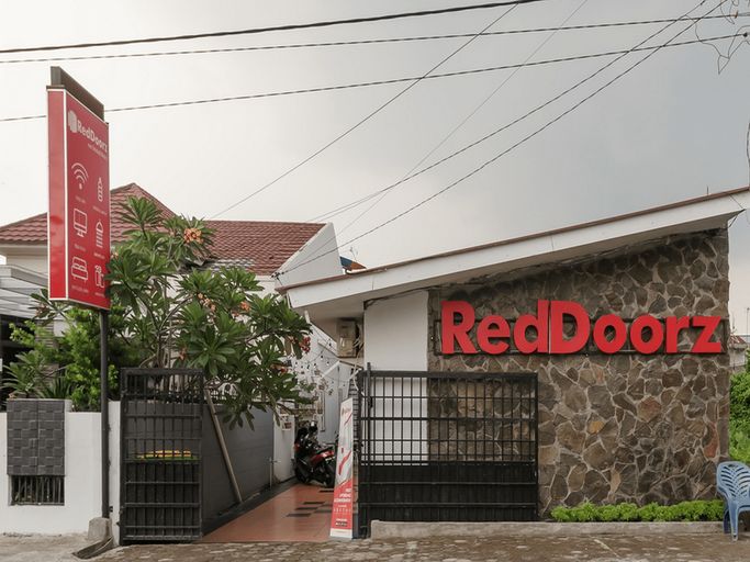 RedDoorz near Universitas Medan Area, Medan