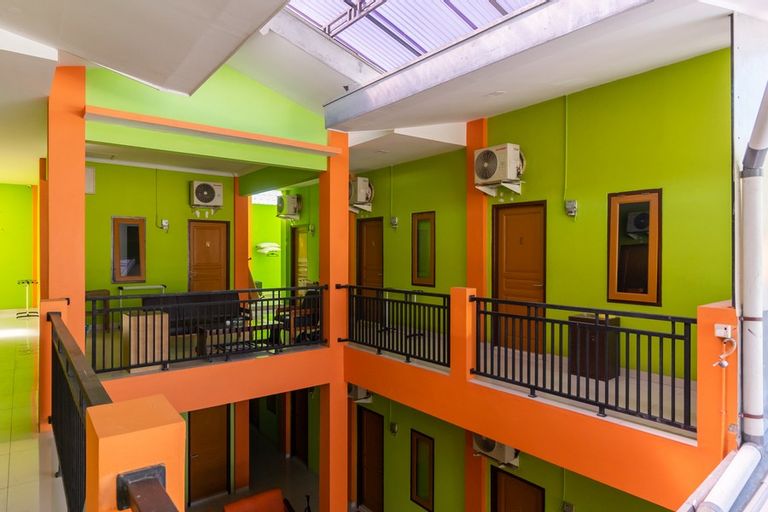 Exterior & Views 3, RedDoorz near Kejaksan Station Cirebon 2, Cirebon