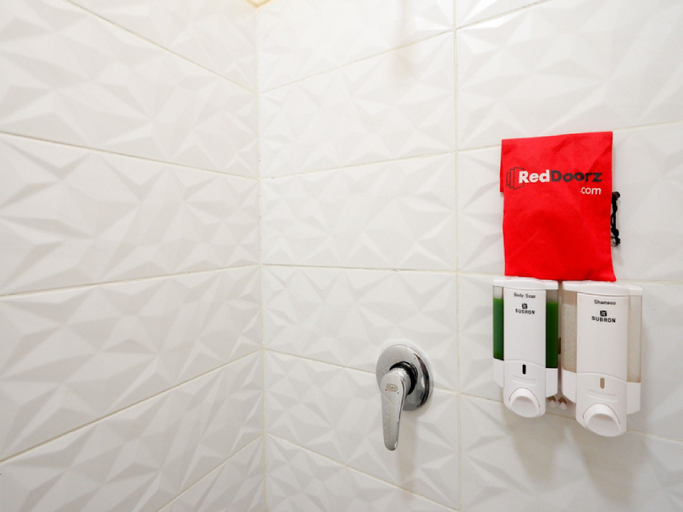 Bathroom 4, RedDoorz Plus near Paragon Mall Semarang, Semarang
