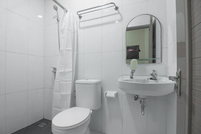 Bathroom 4, Reddoorz near ITC Mangga Dua, Central Jakarta