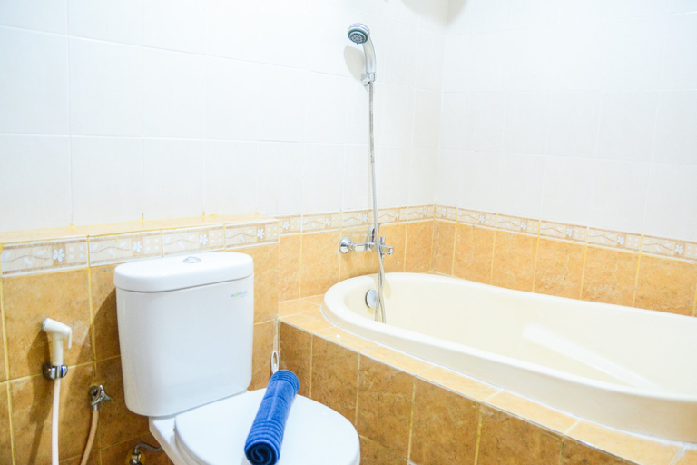 Bathroom 5, Grand Palace Kemayoran By Travelio, Central Jakarta