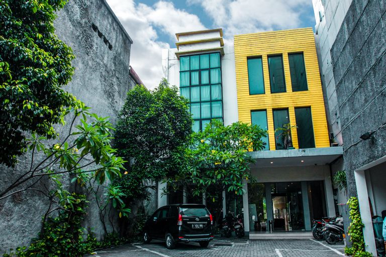 Exterior & Views 8