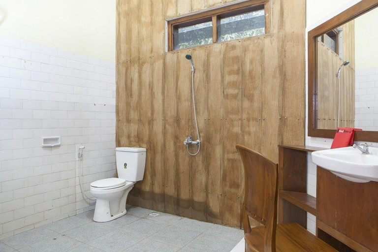 Bathroom 3, RedDoorz near Baluran National Park, Situbondo