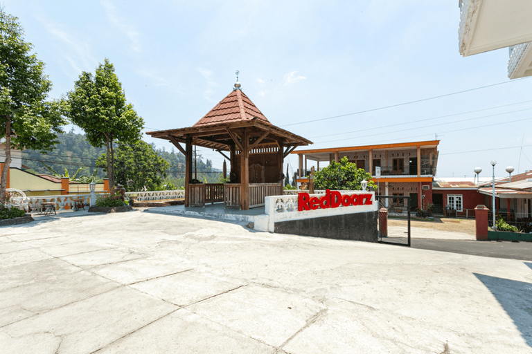Exterior & Views 2, RedDoorz near Grojogan Sewu Tawangmangu, Karanganyar