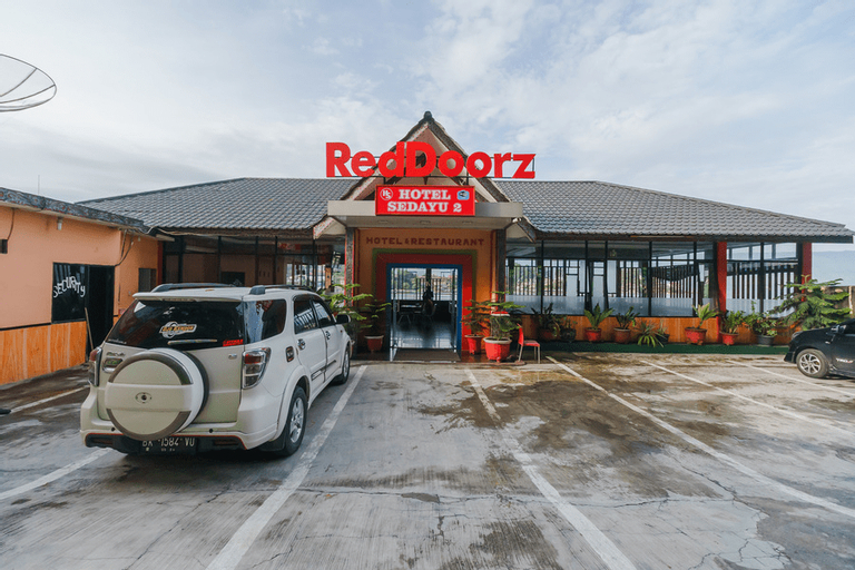 Exterior & Views 2, RedDoorz @ Sedayu 2 Near Danau Toba Parapat, Simalungun