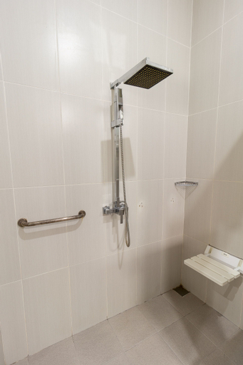 bathroom 13