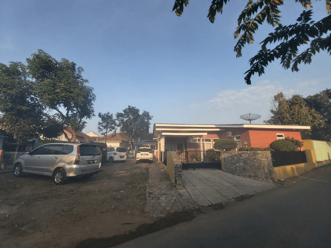 Exterior & Views 2, Tati Ramelan Guest House, Banyumas