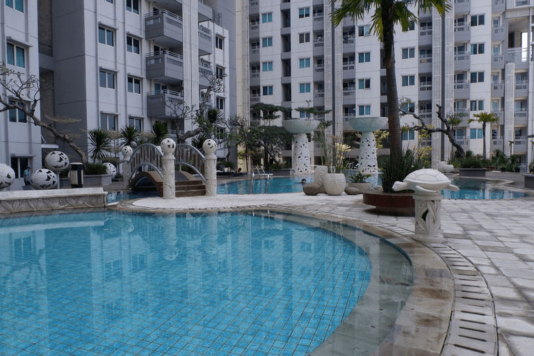 Close to Pool Studio Apartment Sky Terrace at Daan Mogot Baru By Travelio, Jakarta Barat
