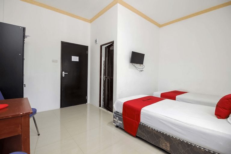 Bedroom 3, RedDoorz near Sam Ratulangi Airport, Manado