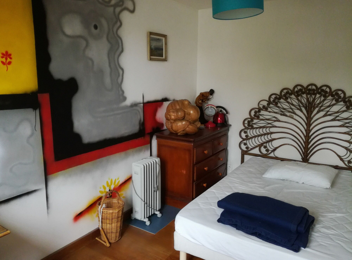 Bedroom 2, Galerie d'art d'une ancienne mairie de 1783, Pyrénées-Atlantiques