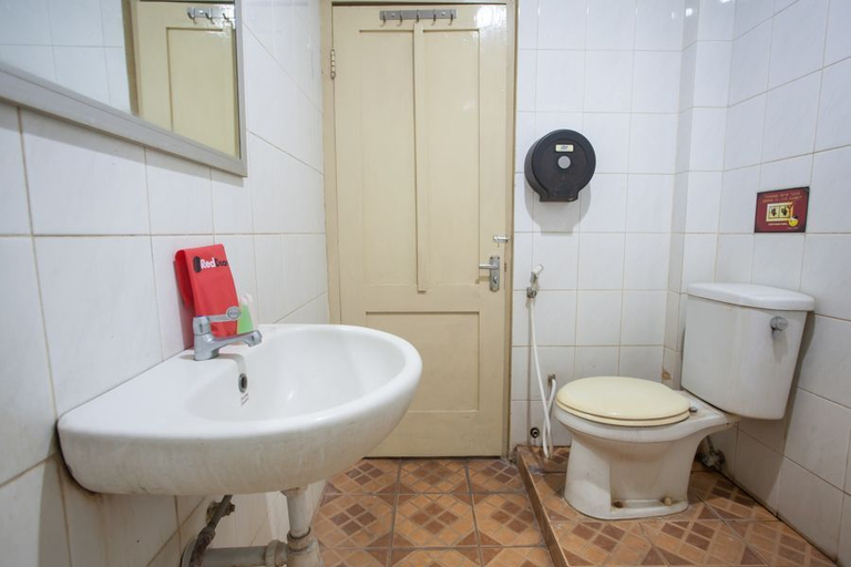 Bathroom 4, RedDoorz @ Urip Sumoharjo, Surabaya