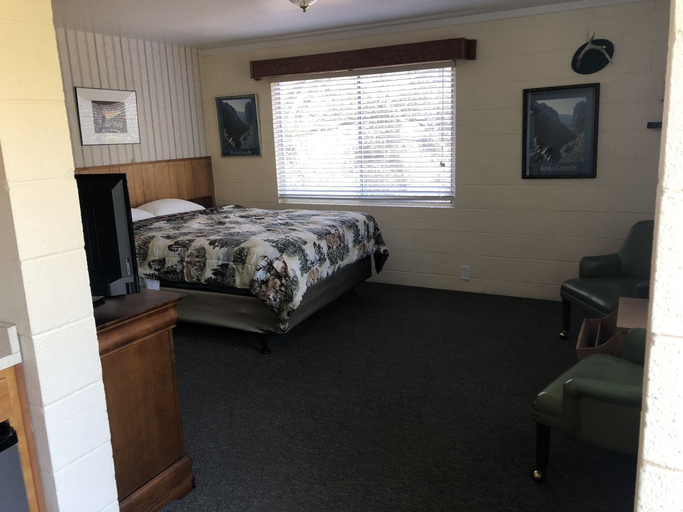 Bedroom 4, Sierra Lodge, Tulare
