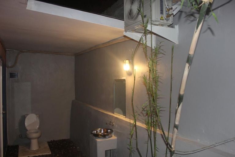 Bathroom 4, Kubu container, Badung