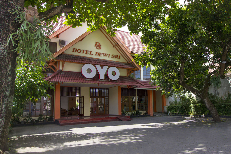 Exterior & Views 2, OYO 759 Hotel Dewi Sri, Yogyakarta