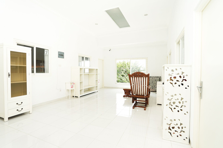 OYO 747 Cipunegara Residence, Surabaya