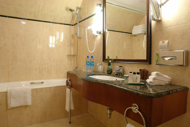 Bathroom 5, Renaissance St. Petersburg Baltic Hotel, Sankt-Peterburg gorsovet