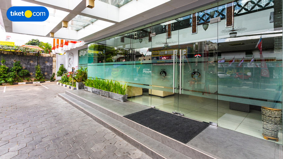 Exterior & Views 15