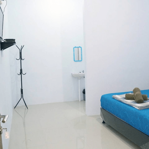 Bedroom 4, Rifqi Guesthouse by DOM Hospitality, Pacitan