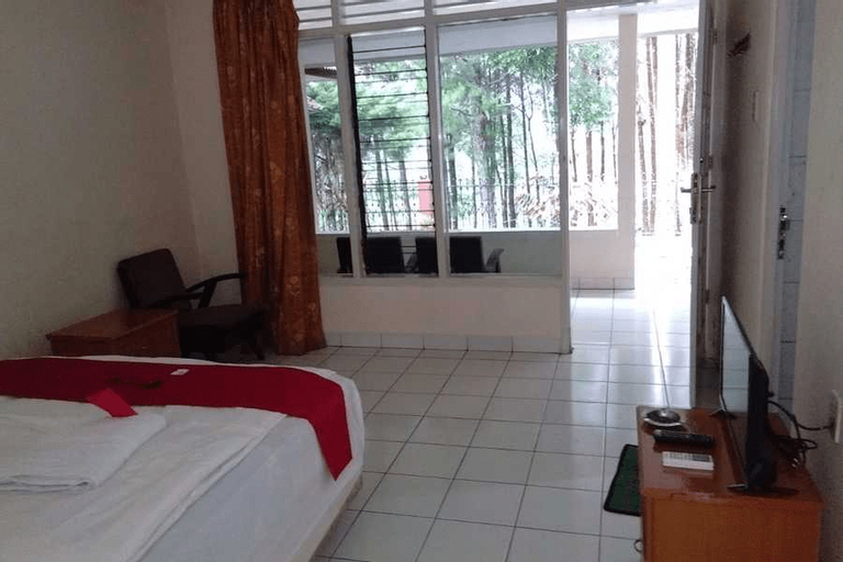 Bedroom 4, RedDoorz near Lokawisata Baturaden 2, Banyumas