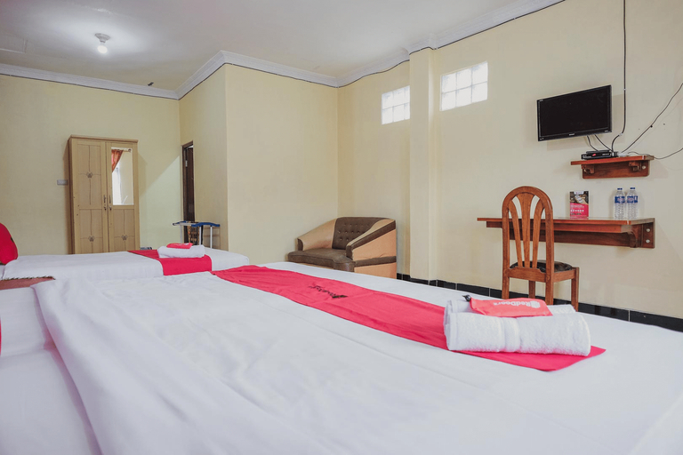 Bedroom 5, RedDoorz Syariah near Kebun Raya Liwa, West Lampung