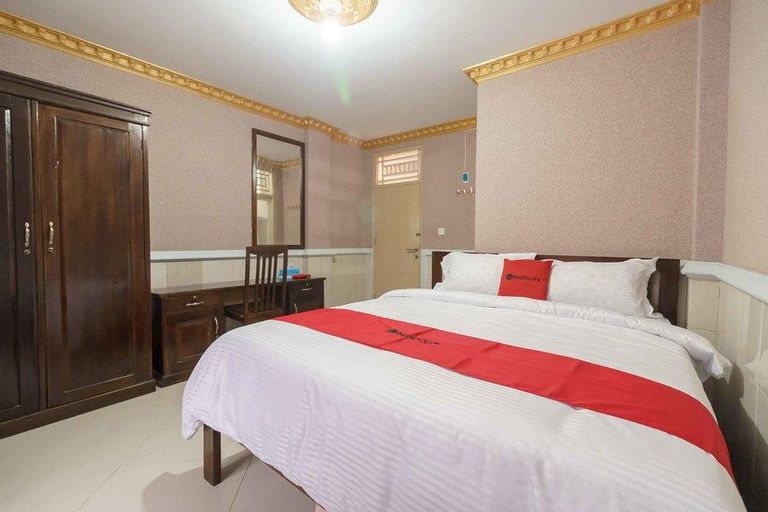 RedDoorz Plus Syariah near RSUP Dr. M. Djamil Padang, Padang