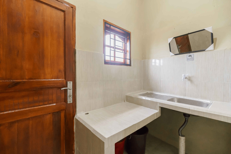 Bathroom 4, RedDoorz near Bukit Kubu Berastagi, Karo