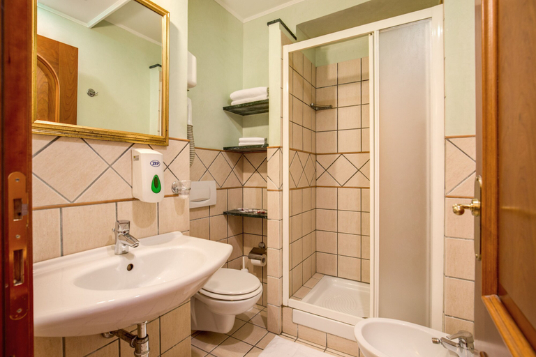 Bathroom 4, Montreal, Rome