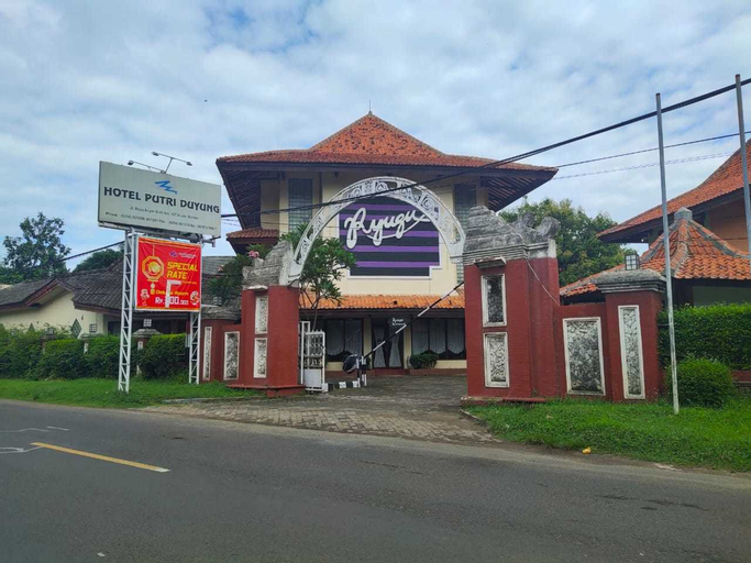 RedDoorz Plus near Tugu Mercusuar Anyer, Serang