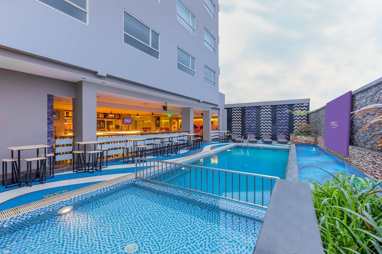 FOX LITE Royal Bay Makassar, Makassar