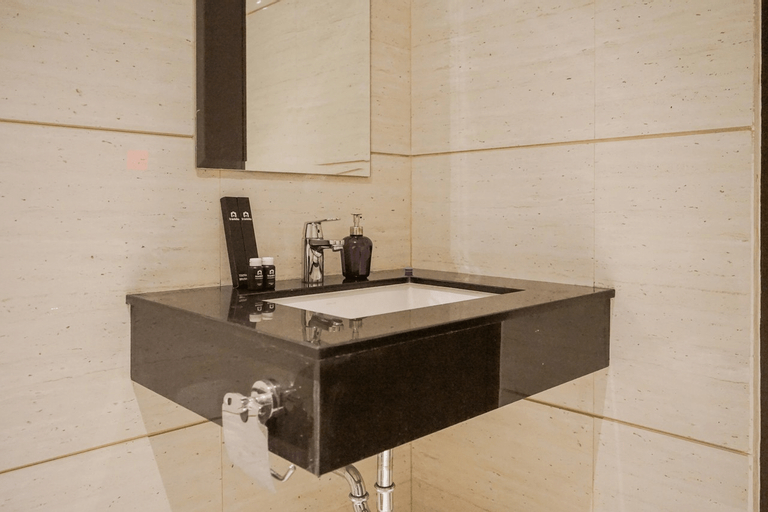 Compact and Cozy Studio at Brooklyn Alam Sutera Apartment By Travelio, Tangerang Selatan