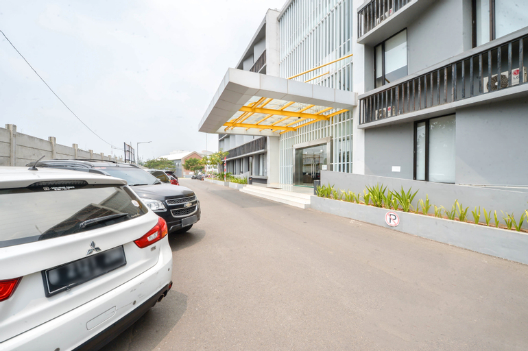 Exterior & Views 5, Sleepzzz Equestrian Park Hotel, East Jakarta
