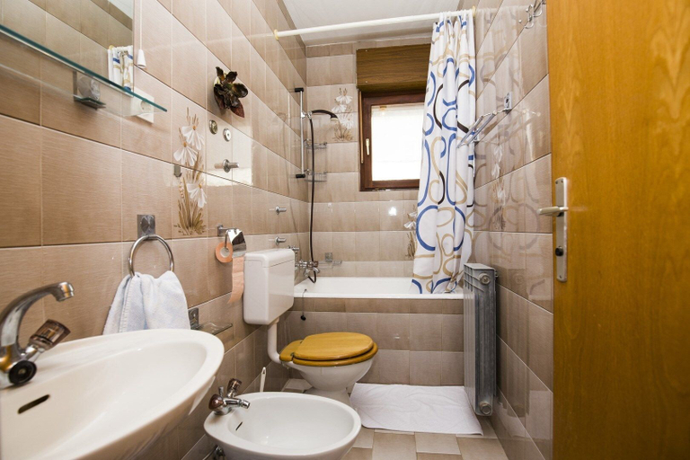 Bathroom 3, Apartments and Rooms Krstinić, Lopar/Supetarska Draga