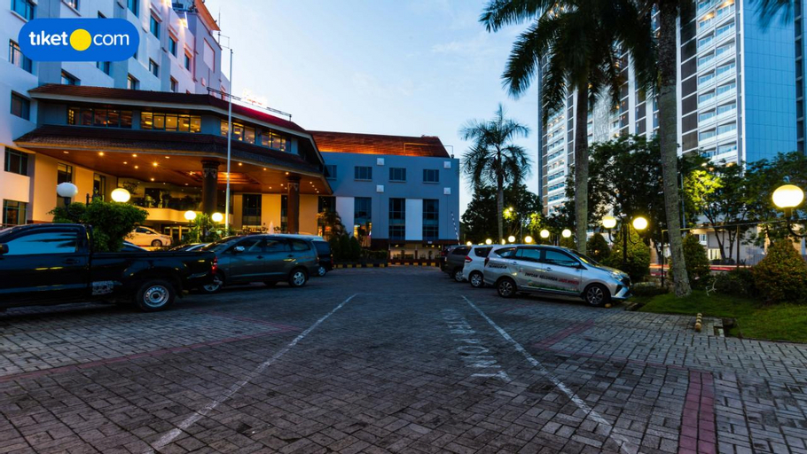 Exterior & Views 9