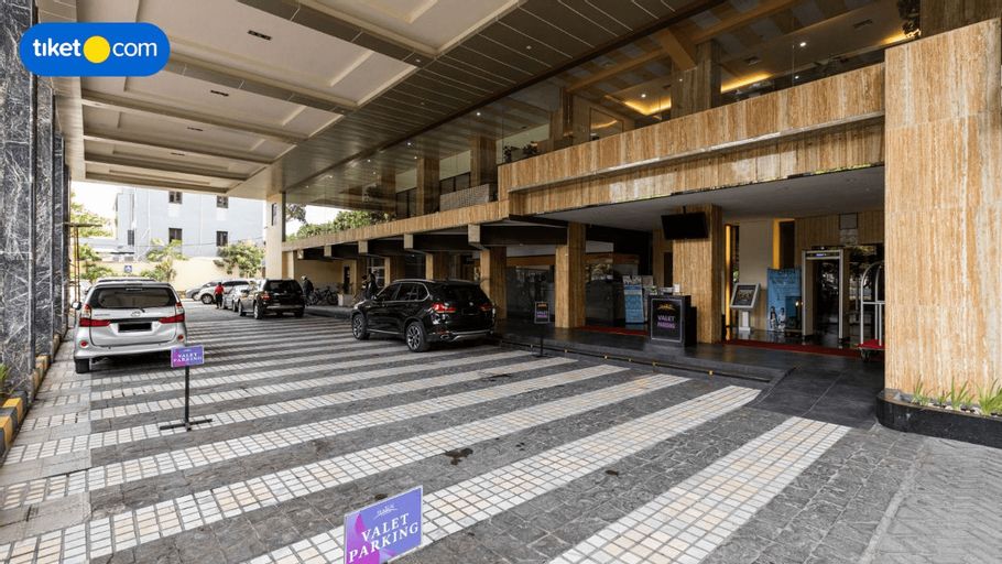 Exterior & Views 17