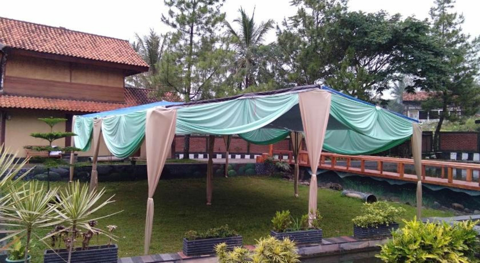 Saung Gumati Garut, Garut