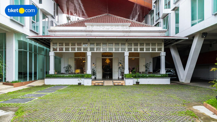 Exterior & Views 27