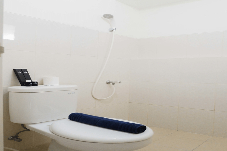 Bathroom 5, Cozy and Simple Studio at Educity Apartment Pakuwon City By Travelio, Surabaya
