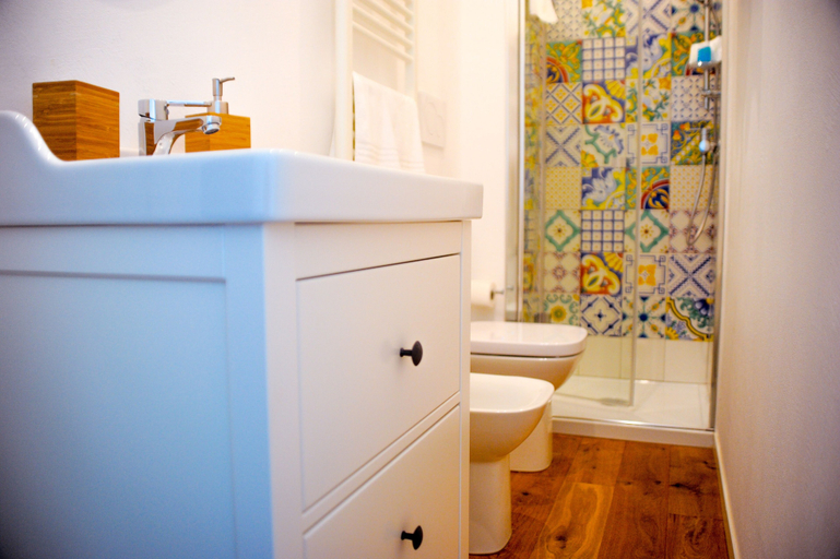 Bathroom 5, 106 Maison de Charme, Bari